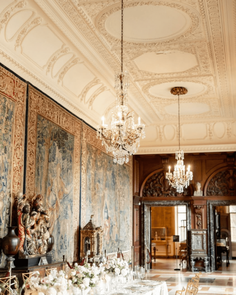 A beautiful room giving Bridgeton vibes